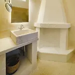 לינה וארוחת בוקר Masseria Paralupi 4*